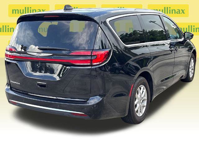 Used 2024 Chrysler Pacifica Touring-L FWD image 4