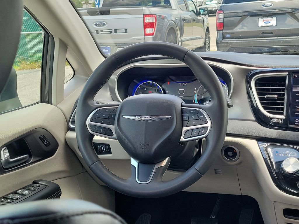 Used 2023 Chrysler Pacifica Touring-L FWD image 15