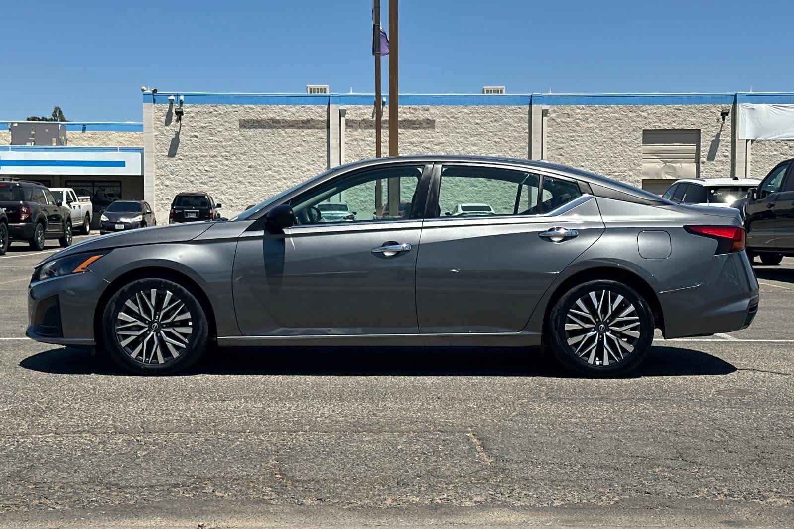 Used 2025 Nissan Altima 2.5 SV FWD image 5