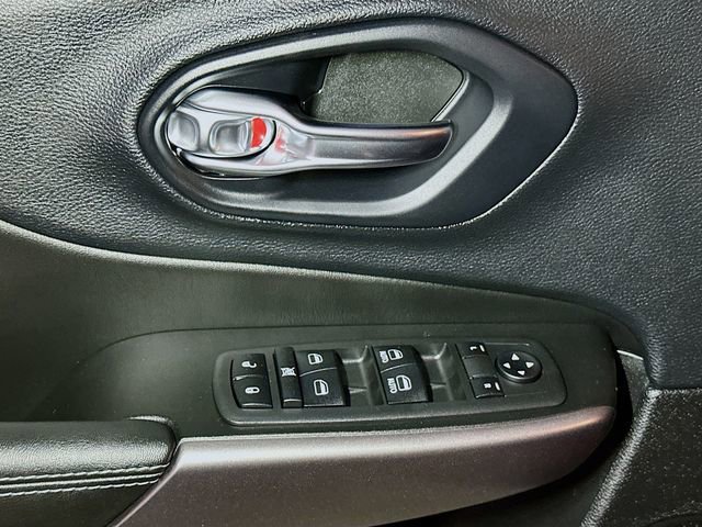 Used 2019 Jeep Cherokee Latitude Plus w/ Comfort/Convenience Group image 18