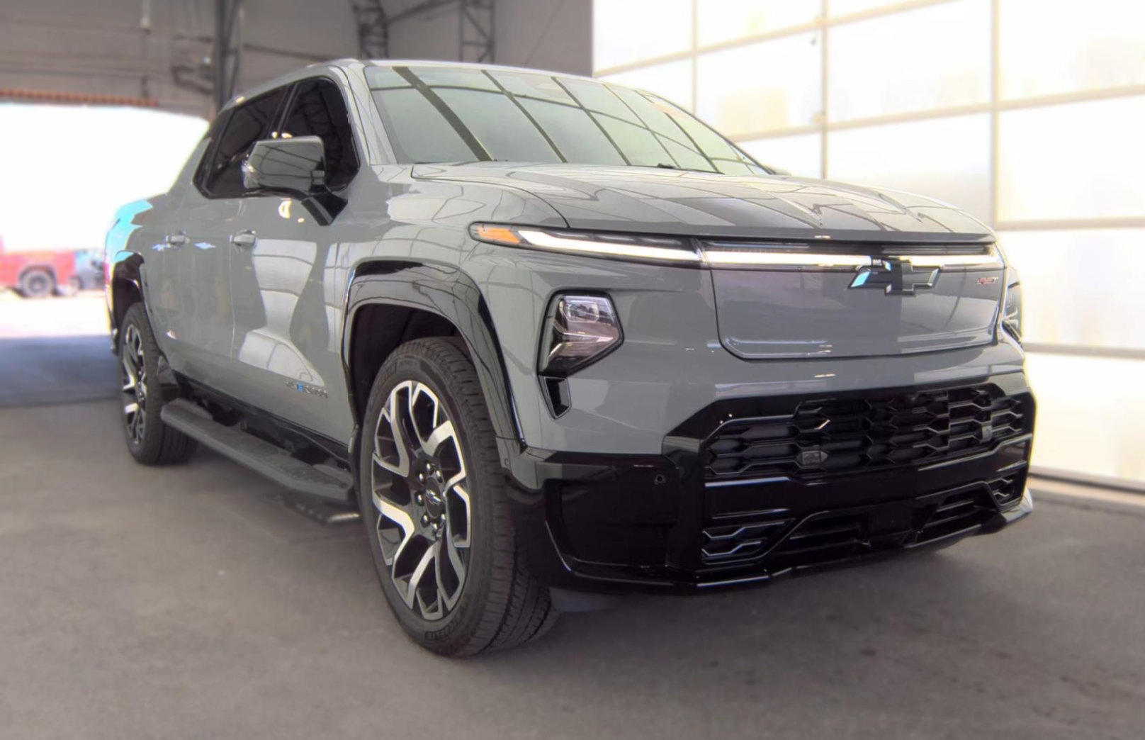 Used 2025 Chevrolet Silverado EV RST AWD/4WD image 3
