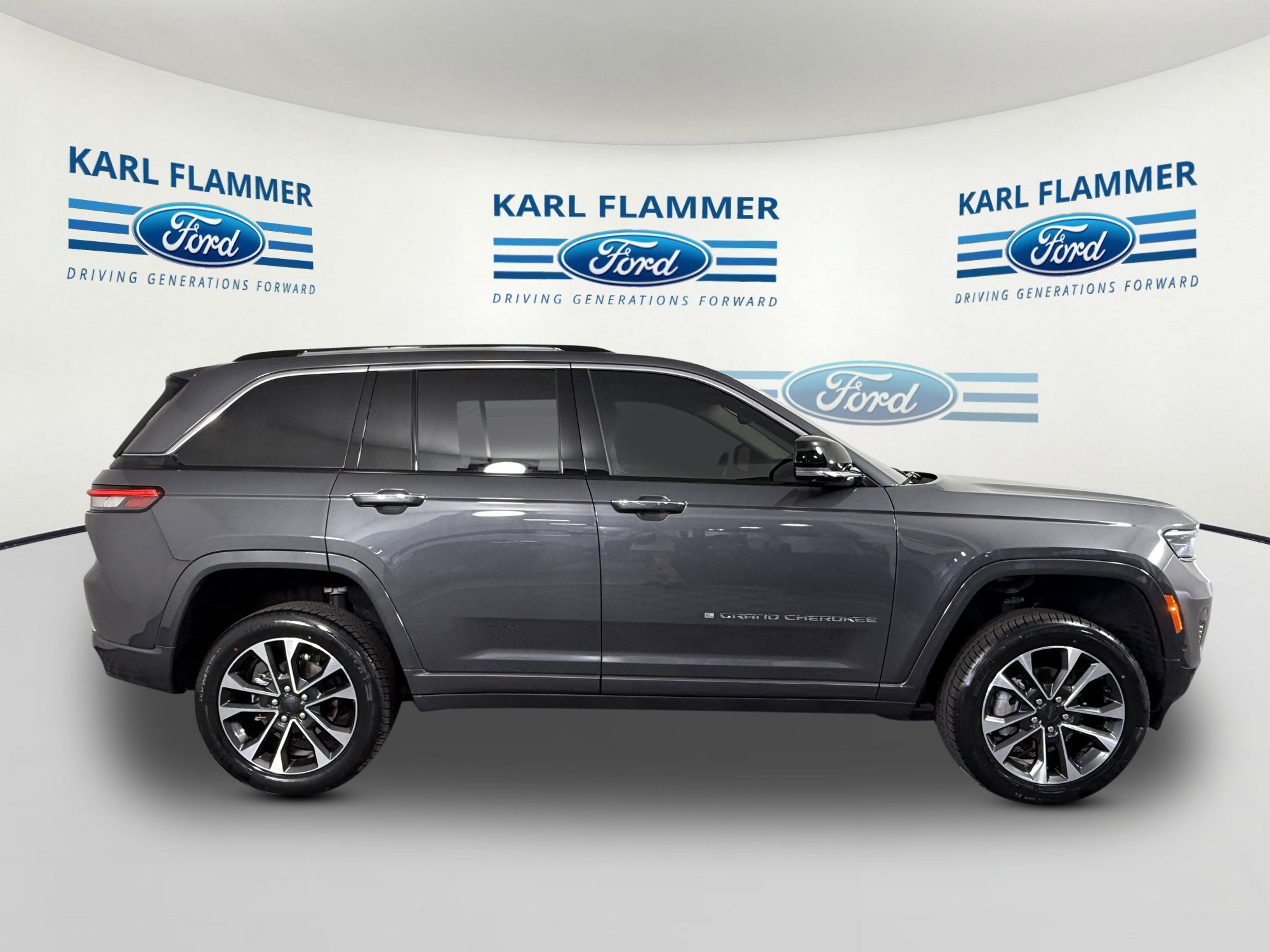 Used 2022 Jeep Grand Cherokee Overland w/ Adv Protech Group III image 2