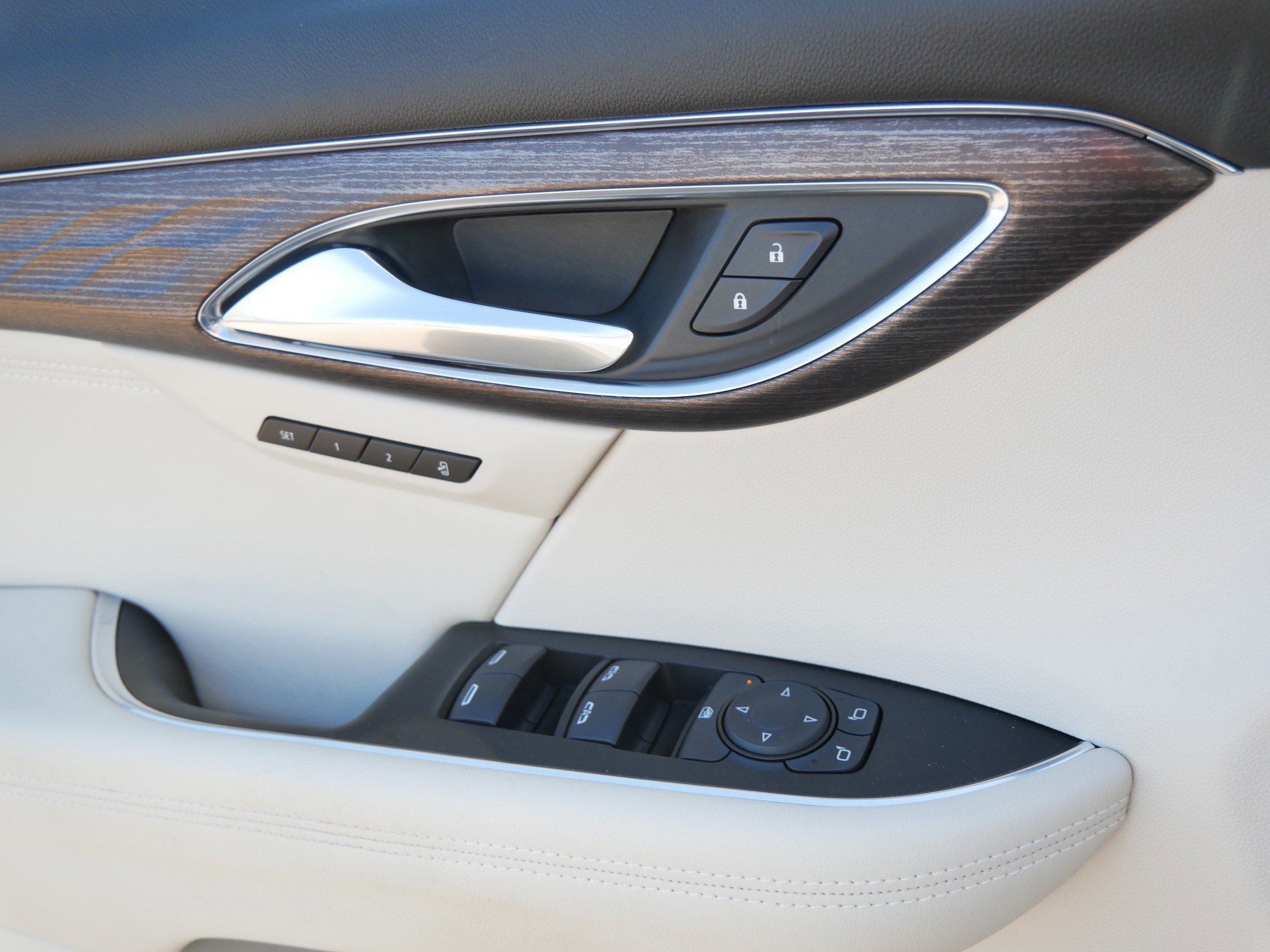 Used 2022 Buick Envision Avenir w/ Technology Package II image 28