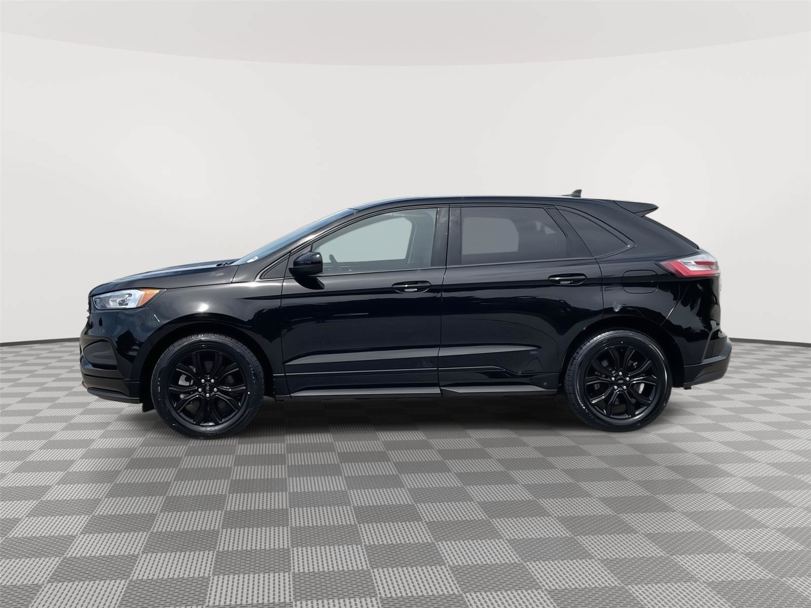 Certified 2023 Ford Edge SE w/ Black Appearance Package AWD/4WD image 2
