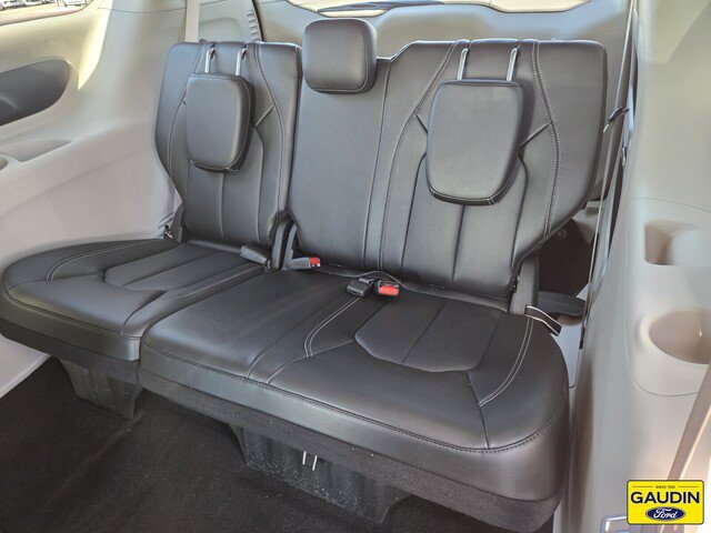Used 2024 Chrysler Pacifica Touring-L FWD image 12