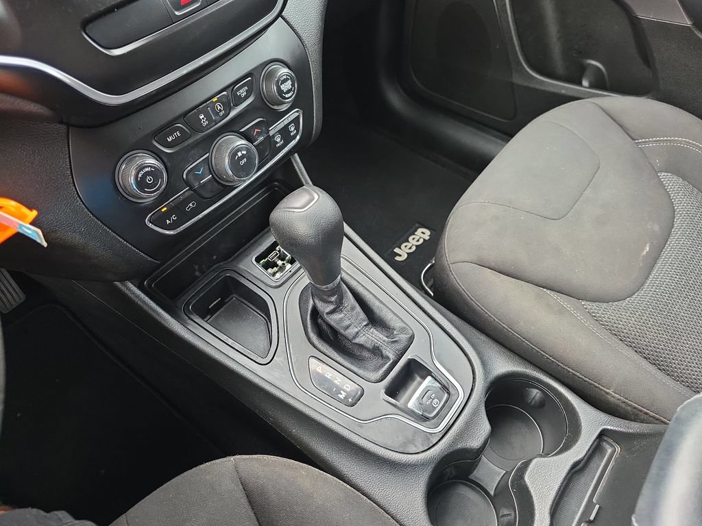 Used 2019 Jeep Cherokee Latitude w/ Popular Appearance Group FWD image 26