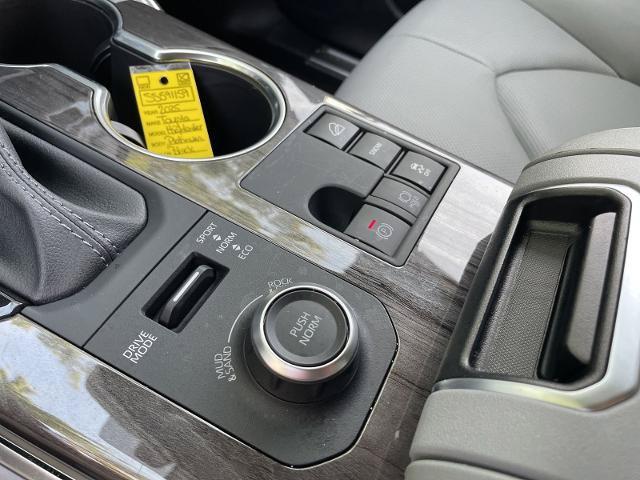 Used 2025 Toyota Highlander Platinum AWD/4WD image 26