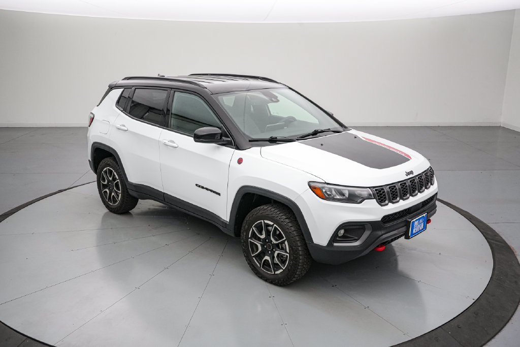 Used 2025 Jeep Compass Trailhawk AWD/4WD image 2