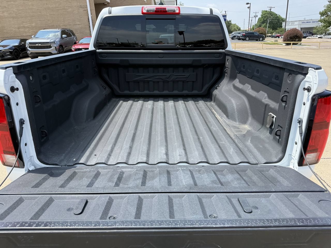 Used 2024 Chevrolet Colorado ZR2 w/ Technology Package AWD/4WD image 30
