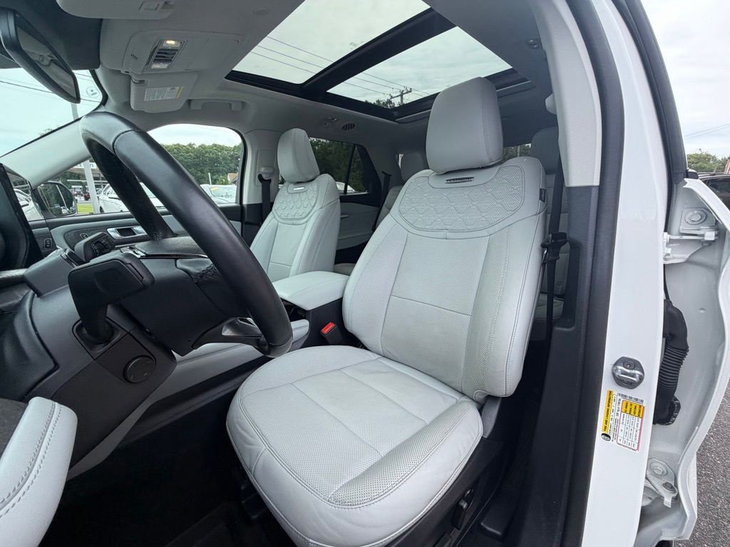 Certified 2025 Ford Explorer Platinum w/ Ultimate Package AWD/4WD image 21
