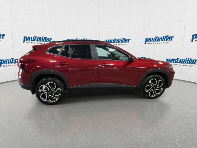 Used 2025 Chevrolet Trax RS FWD image 12
