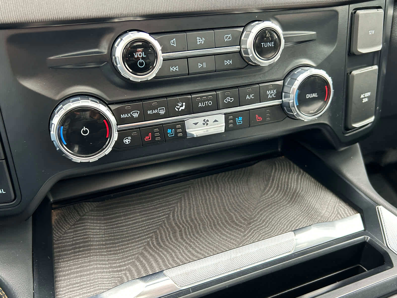 Certified 2023 Ford F350 Platinum w/ Tremor Off-Road Package image 40