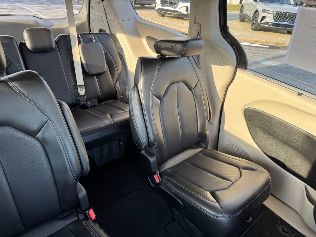 Used 2023 Chrysler Pacifica Touring-L image 15
