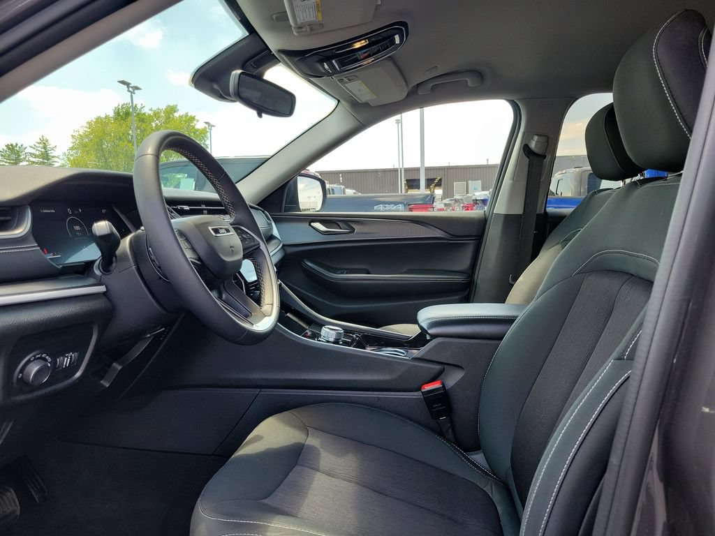 Used 2023 Jeep Grand Cherokee L Laredo AWD/4WD image 18