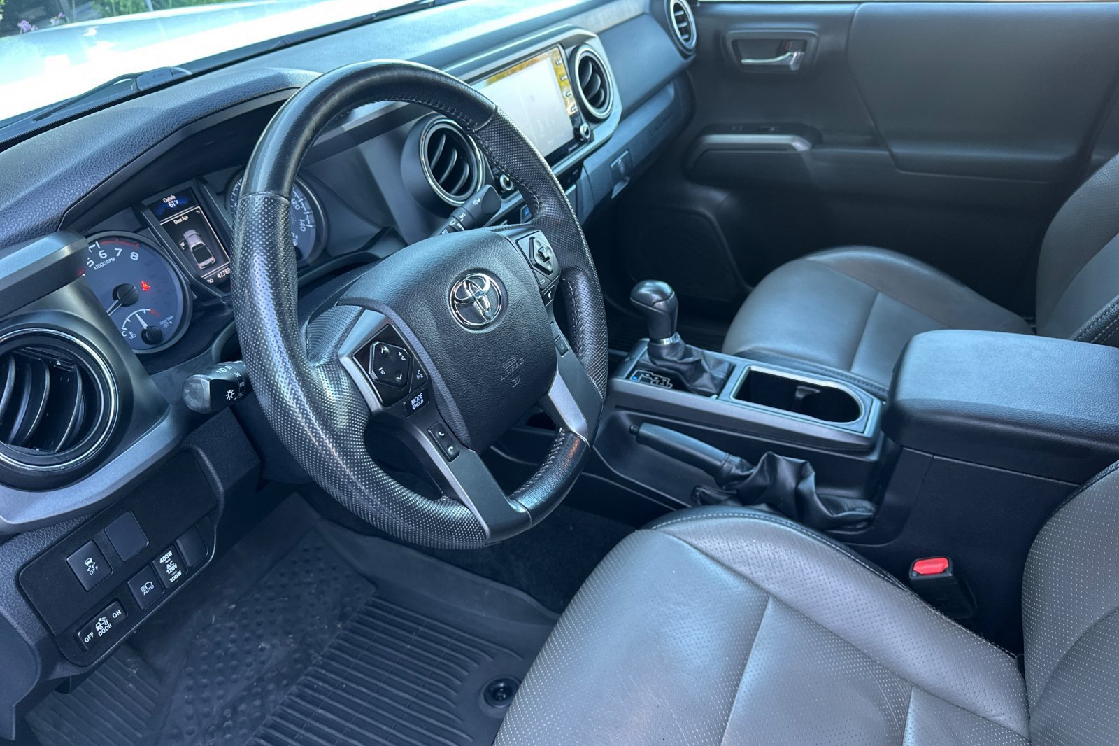 Used 2021 Toyota Tacoma TRD Off-Road w/ Technology Package AWD/4WD image 13