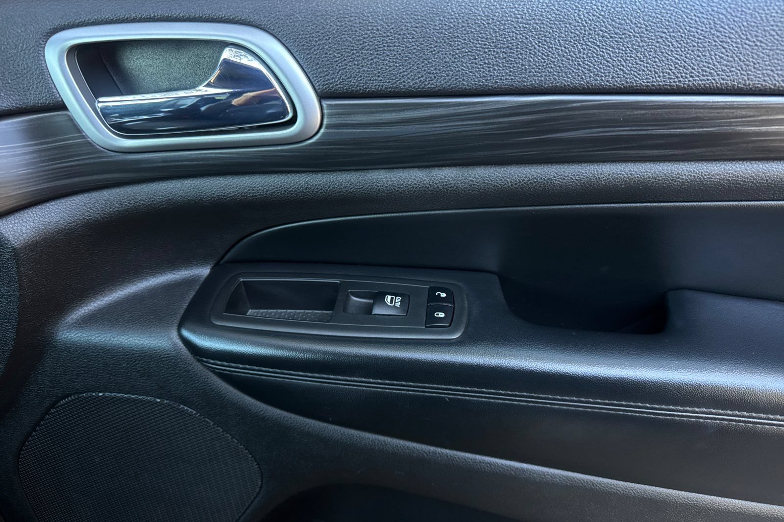 Used 2019 Jeep Grand Cherokee Altitude AWD/4WD image 12