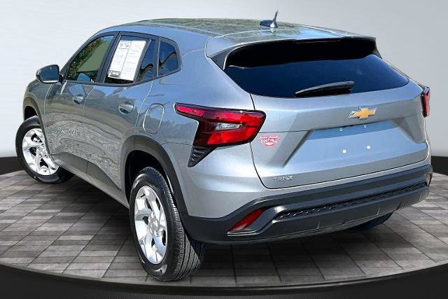 Used 2024 Chevrolet Trax LS w/ LS Convenience Package FWD image 2
