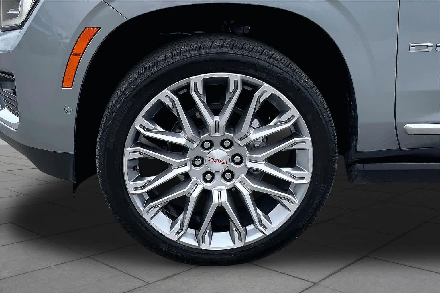 Used 2025 GMC Yukon XL Denali w/ Denali Reserve Package AWD/4WD image 11