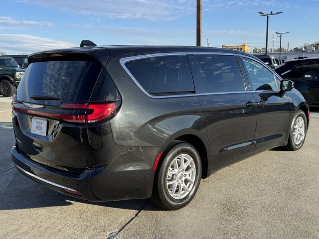 Used 2023 Chrysler Pacifica Touring-L image 5