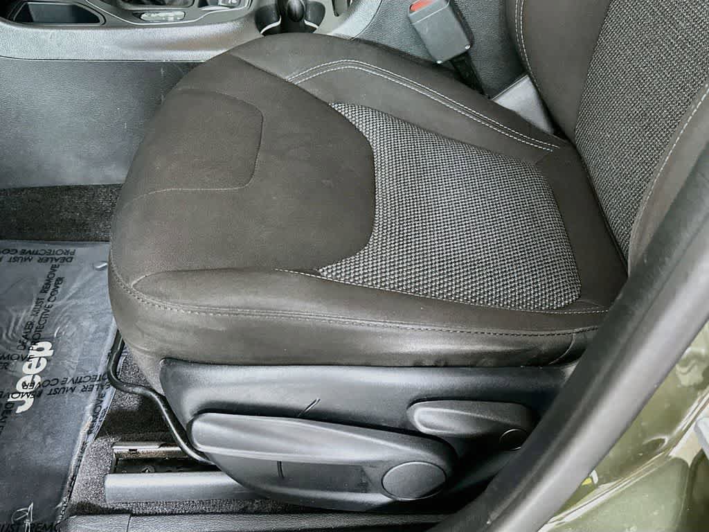 Used 2019 Jeep Cherokee Latitude w/ Popular Appearance Group FWD image 28