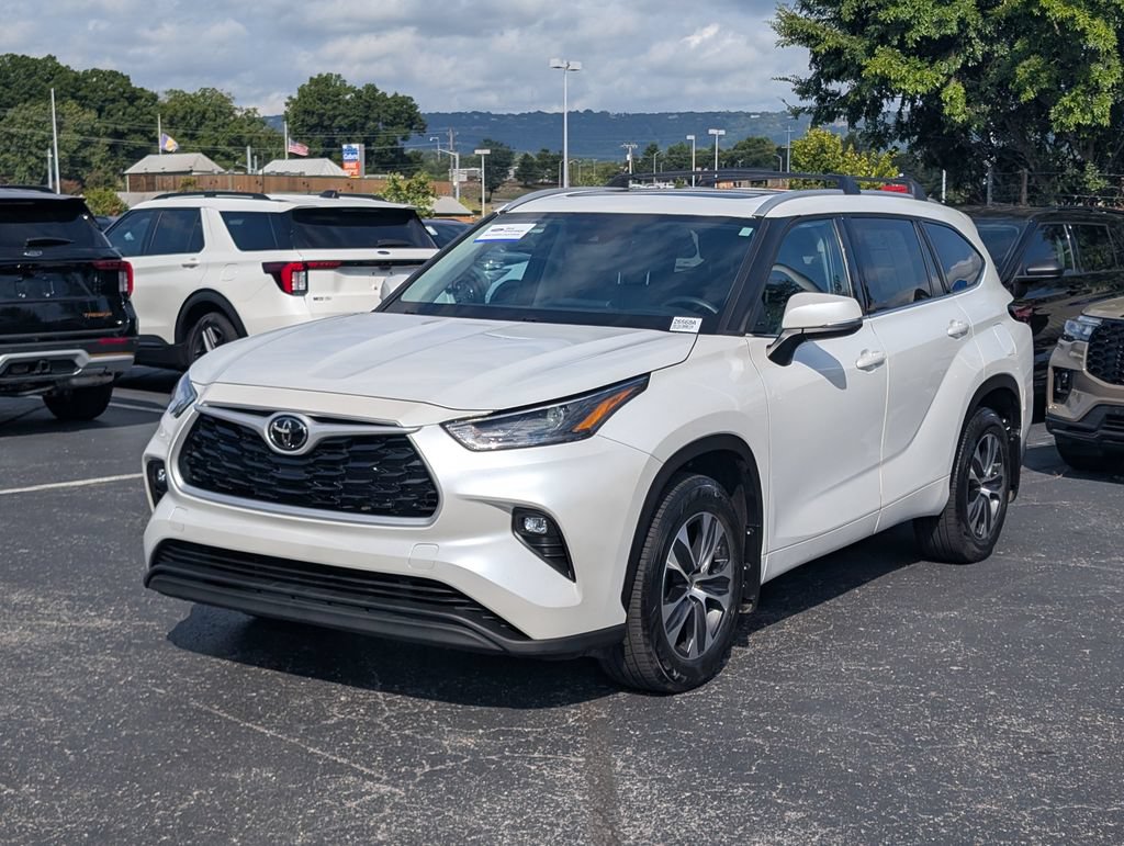 Used 2022 Toyota Highlander XLE FWD image 3