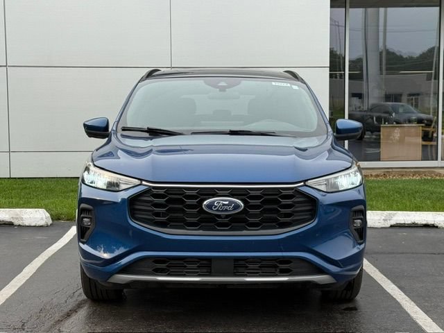 Certified 2023 Ford Escape ST-Line Select w/ Tech Pack #2 AWD/4WD image 3