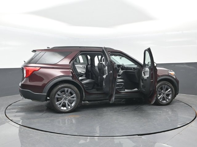 Certified 2022 Ford Explorer XLT w/ Equipment Group 202A AWD/4WD image 31