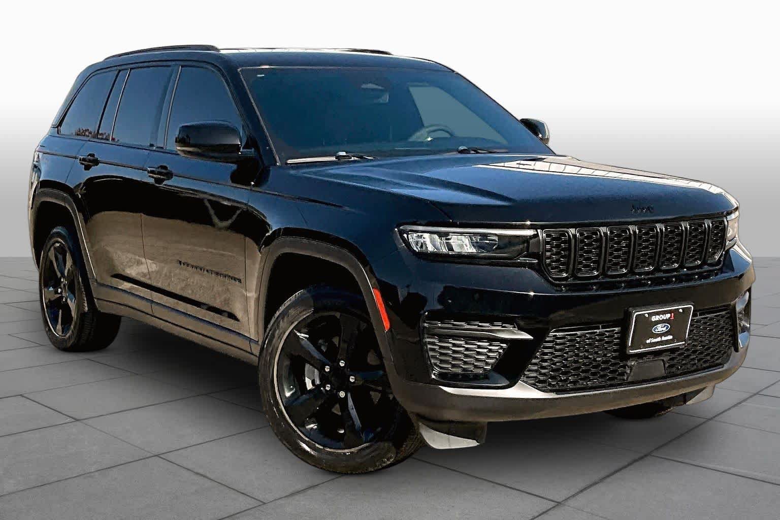Used 2024 Jeep Grand Cherokee Altitude AWD/4WD image 3