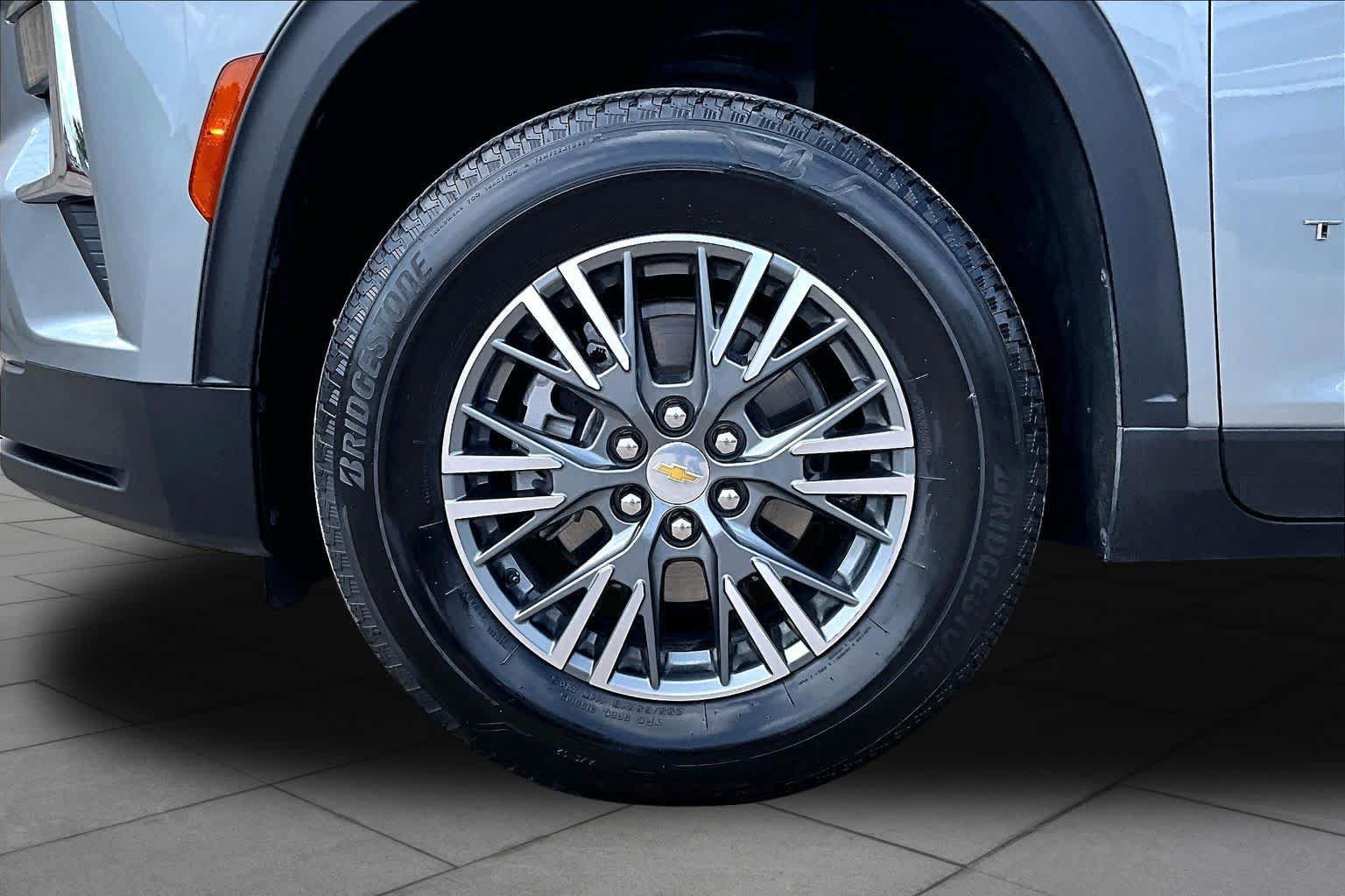 Used 2024 Chevrolet Traverse LT FWD image 11