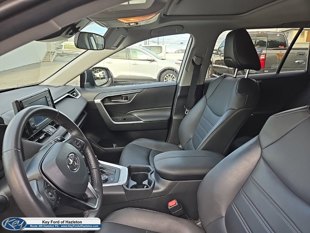 Used 2021 Toyota RAV4 XLE Premium AWD/4WD image 32