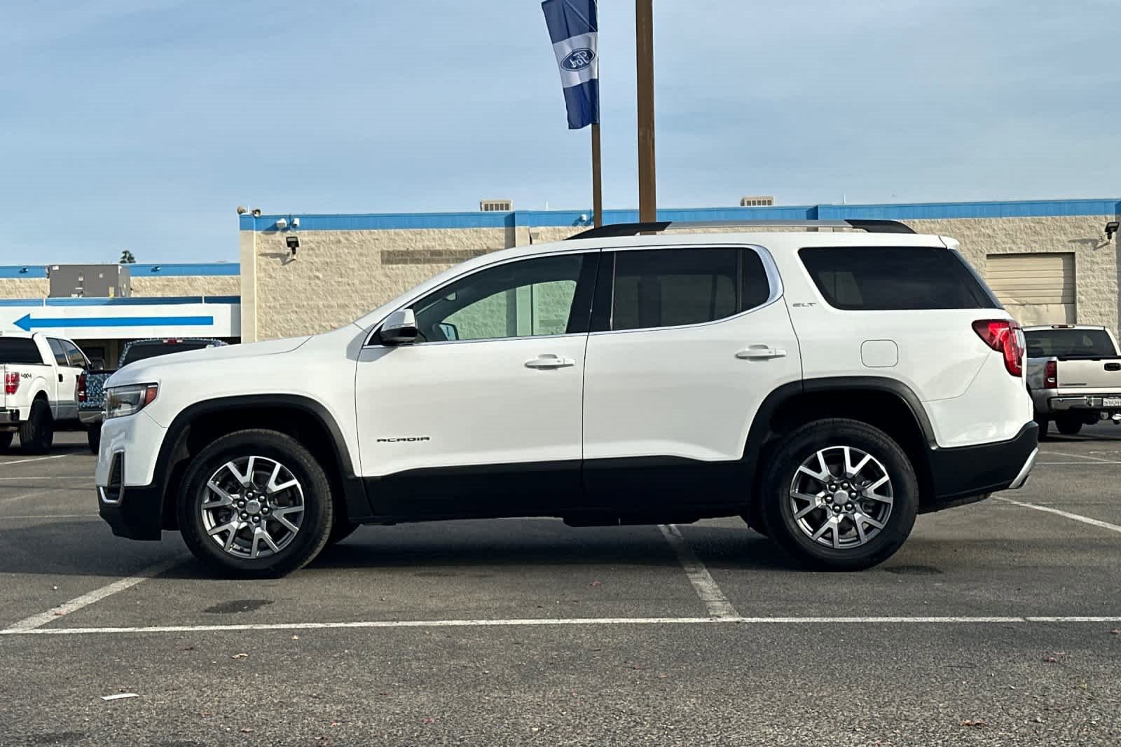 Used 2023 GMC Acadia SLT image 6