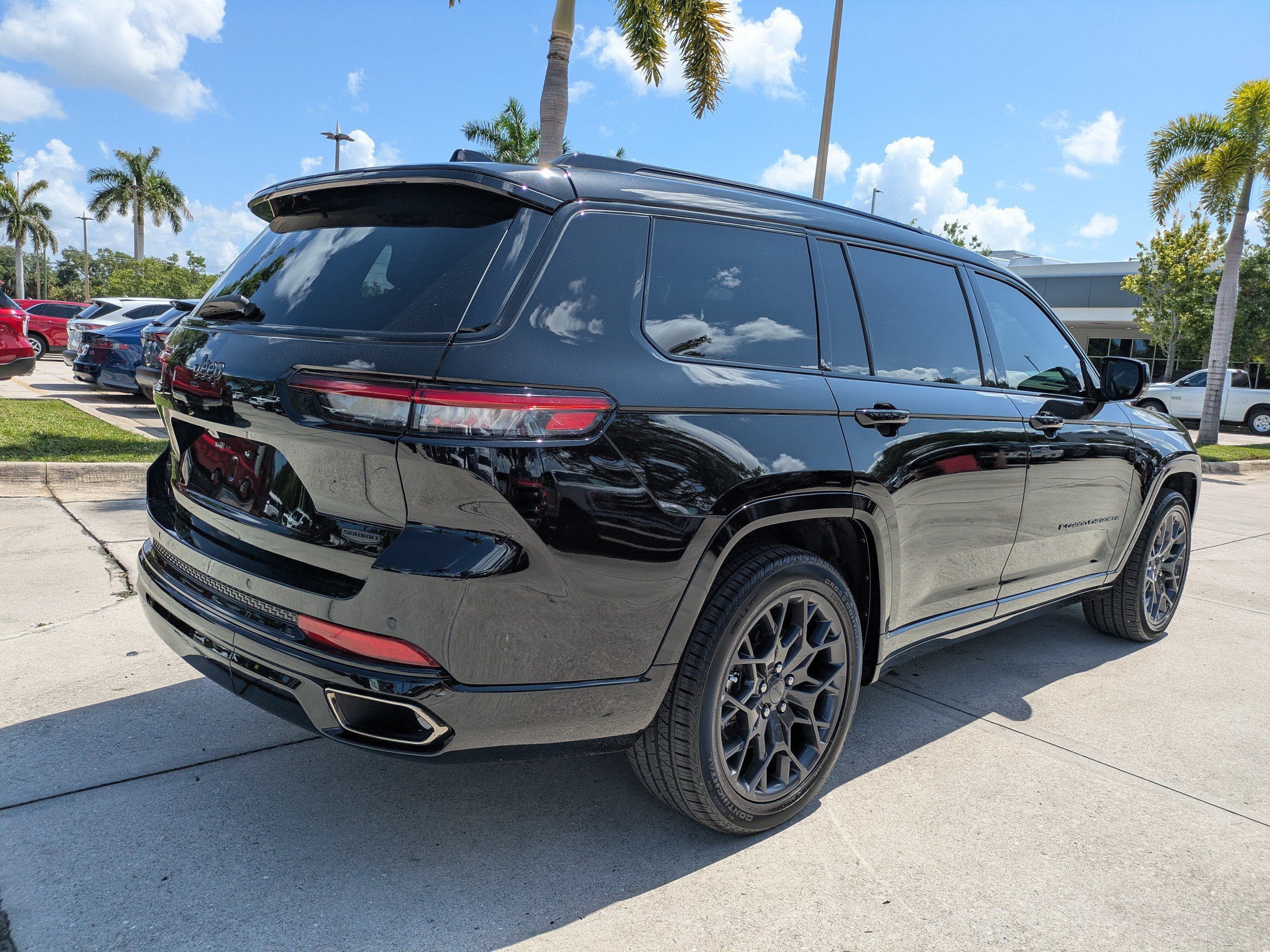 Used 2025 Jeep Grand Cherokee L Summit w/ Obsidian Package AWD/4WD image 4