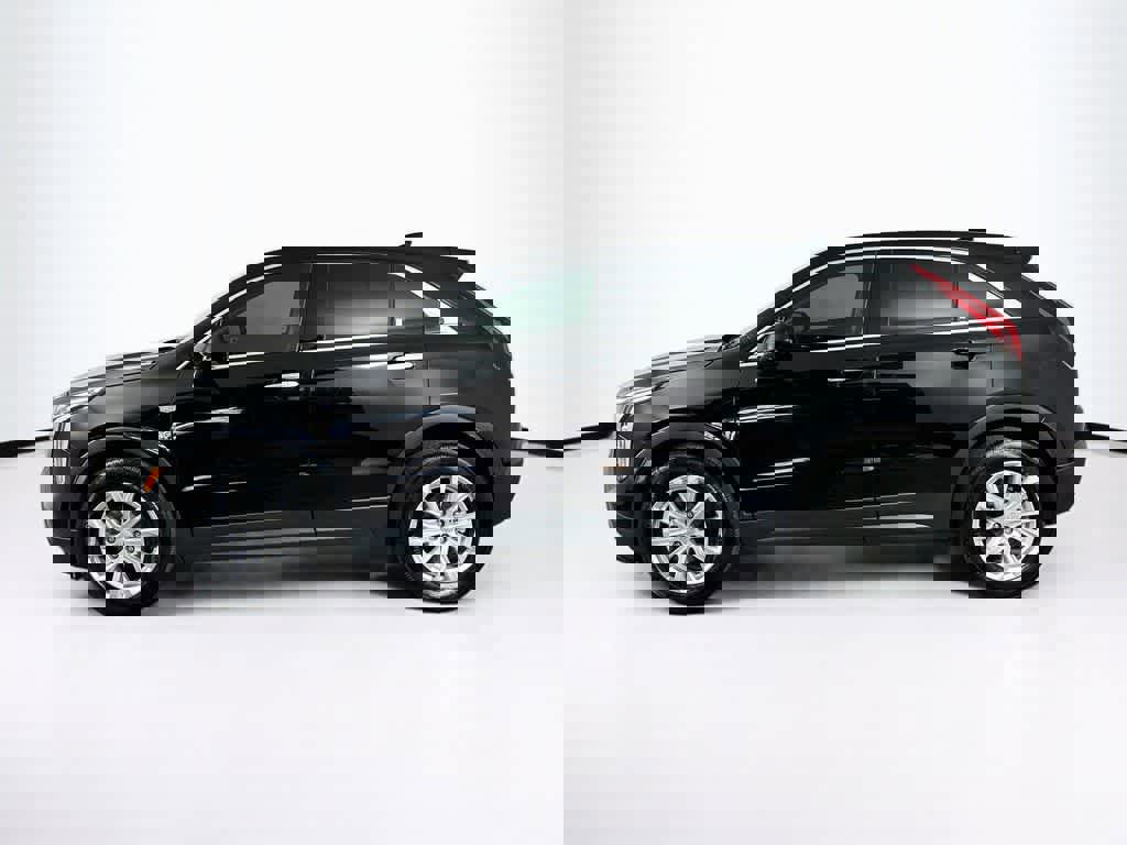 Used 2022 Cadillac XT4 Luxury w/ Cold Weather Package image 2