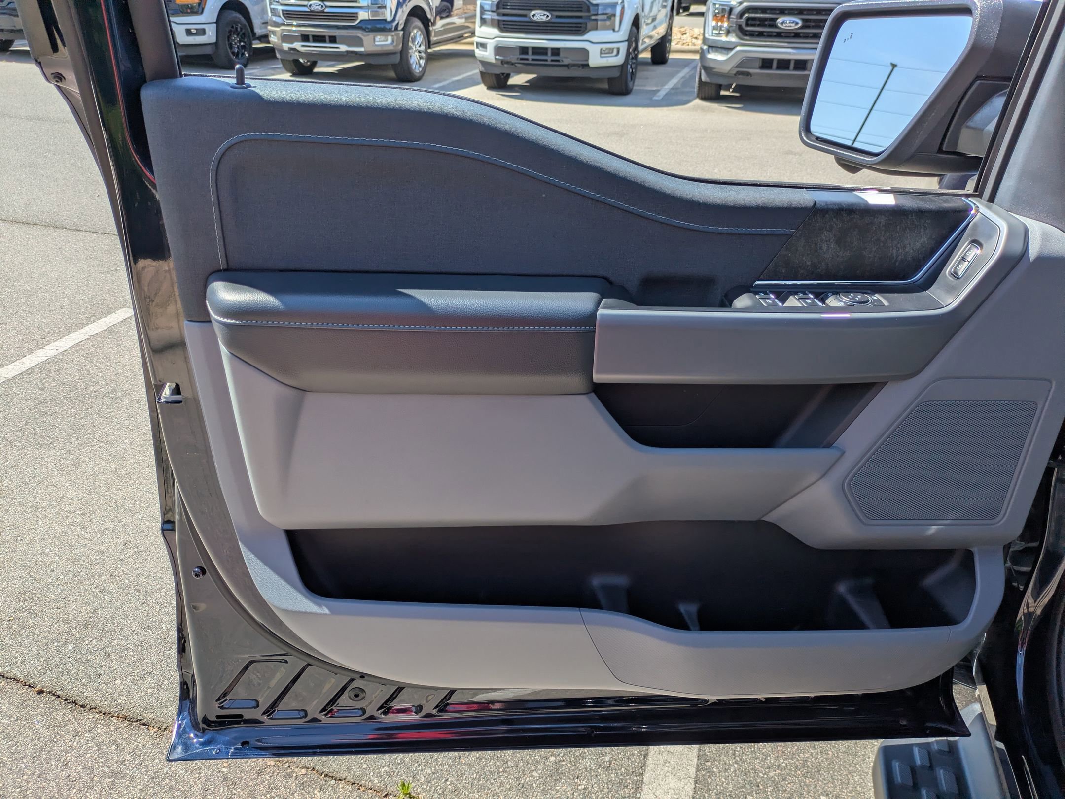 Certified 2025 Ford F150 Lightning XLT w/ Max Trailer Tow Package AWD/4WD image 19