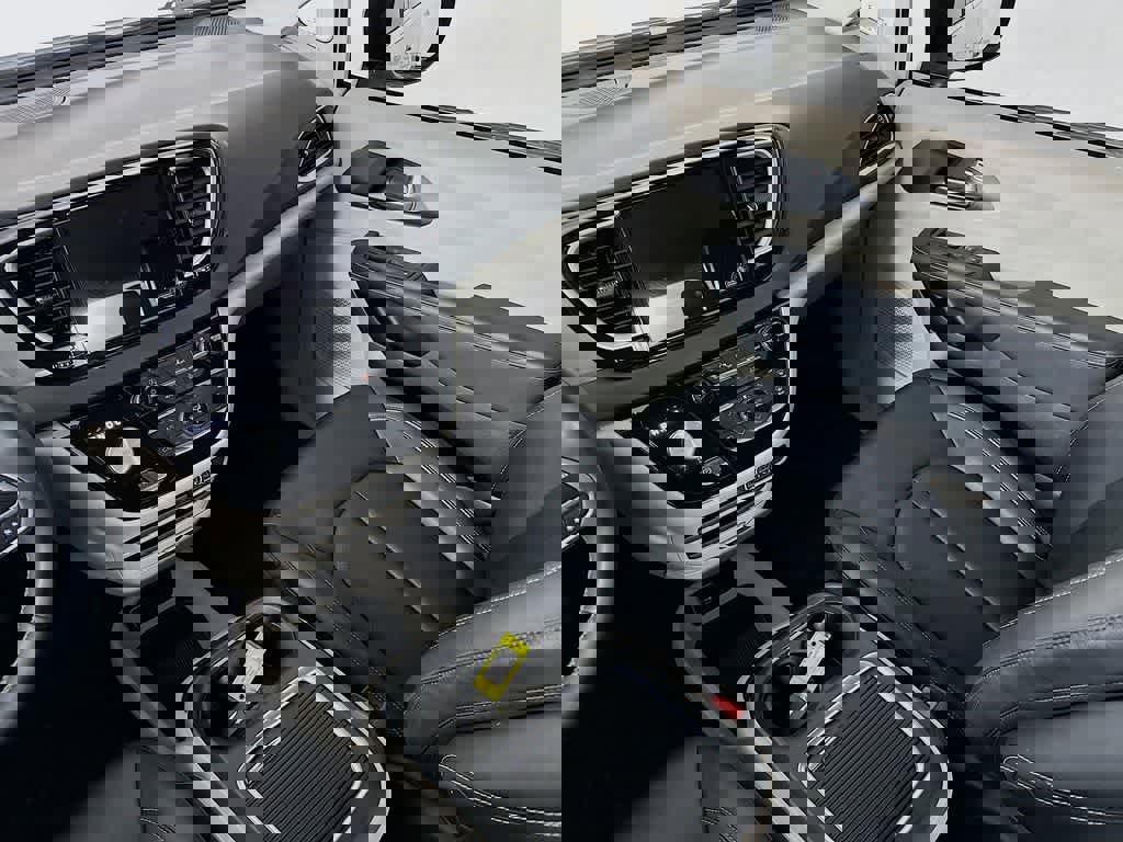 Used 2024 Chrysler Pacifica Touring-L image 11