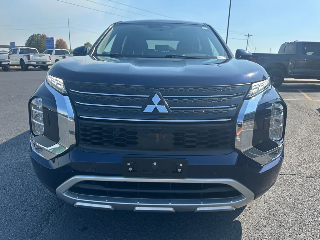 Used 2023 Mitsubishi Outlander SE image 3