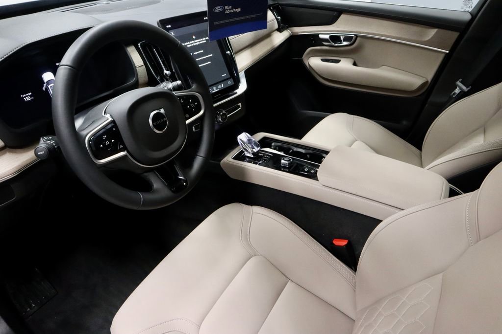 Used 2025 Volvo XC90 B5 Plus w/ Protection Package AWD/4WD image 24