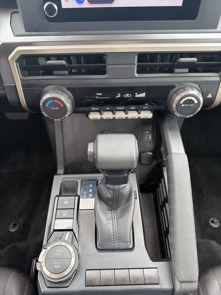 Used 2025 Toyota Tacoma SR5 AWD/4WD image 24