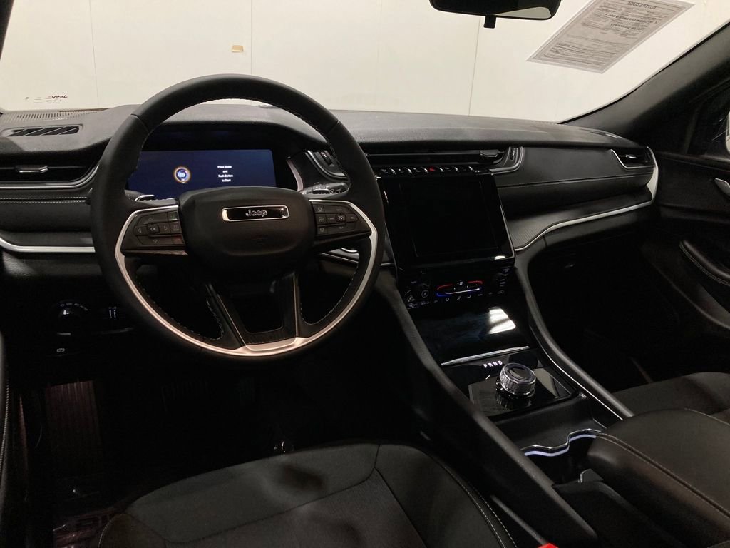 Used 2025 Jeep Grand Cherokee Laredo X image 17