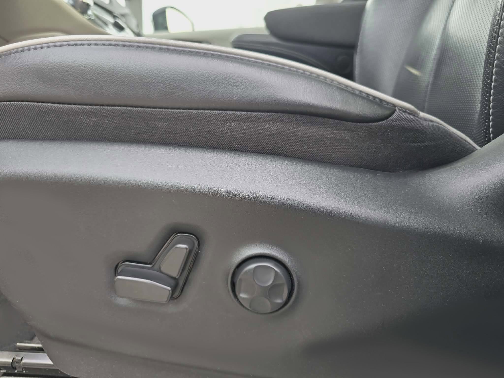 Used 2023 Chrysler Pacifica Limited FWD image 13