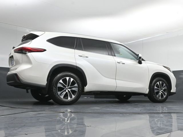 Used 2021 Toyota Highlander XLE AWD/4WD image 43