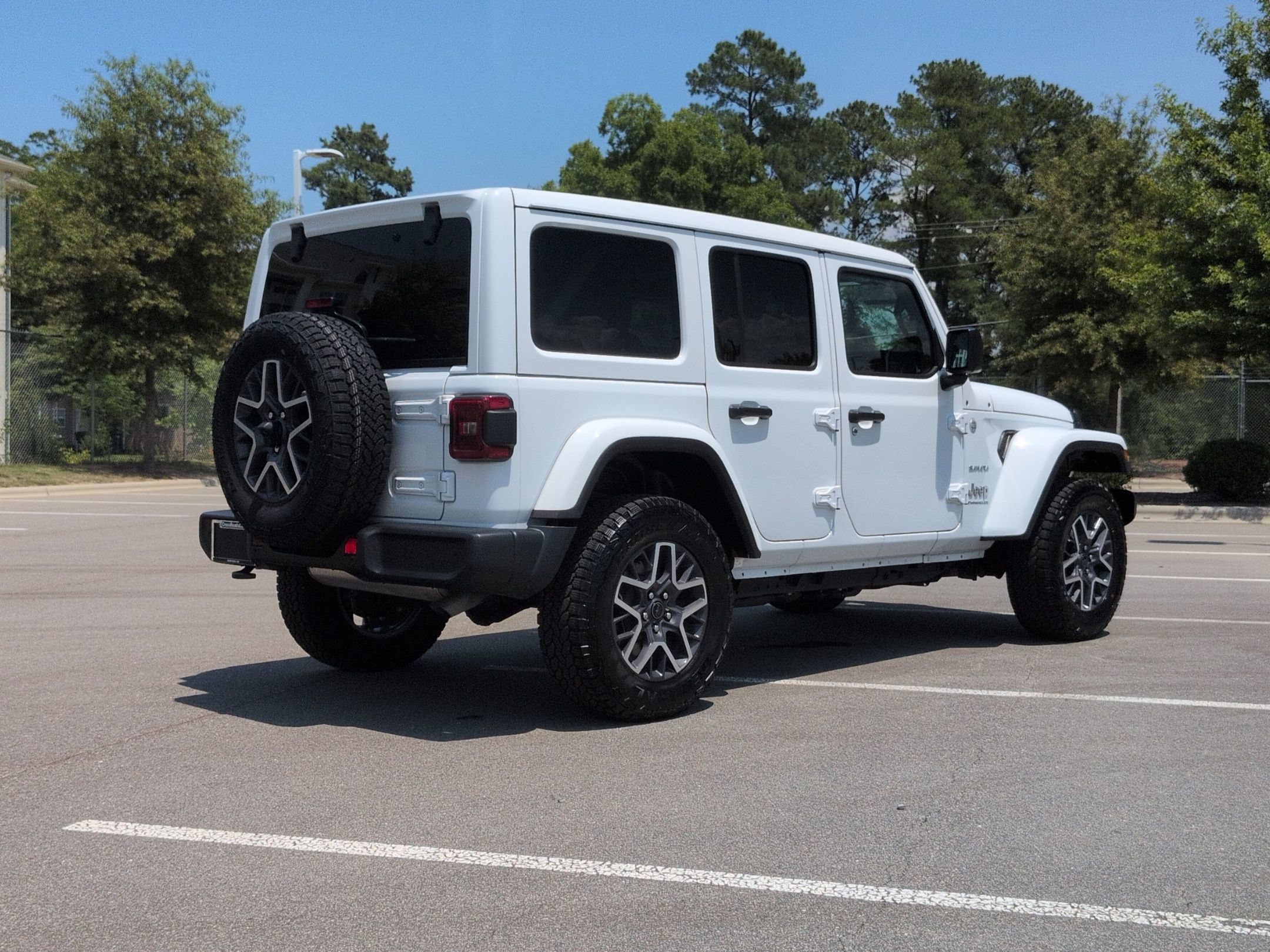Used 2024 Jeep Wrangler Unlimited Sahara w/ Technology Group AWD/4WD image 4