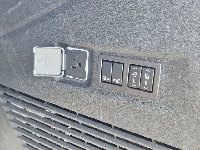 Used 2023 Chevrolet Suburban Premier image 30