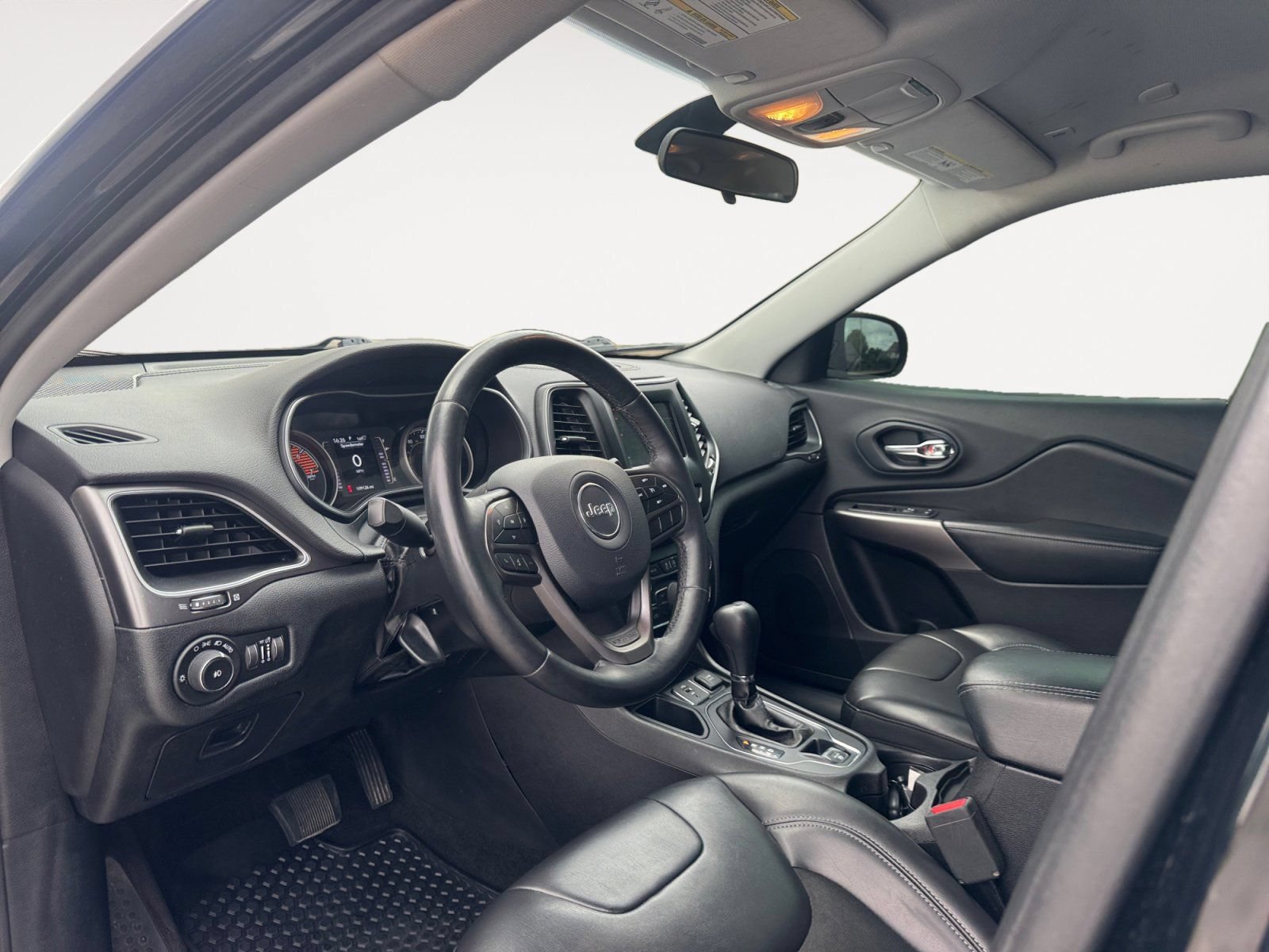 Used 2019 Jeep Cherokee Latitude Plus w/ Cold Weather Group FWD image 9