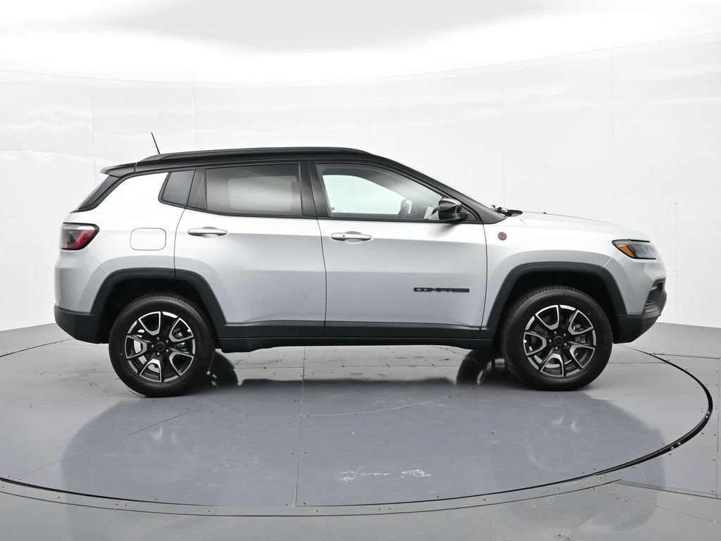 Used 2025 Jeep Compass Trailhawk AWD/4WD image 4