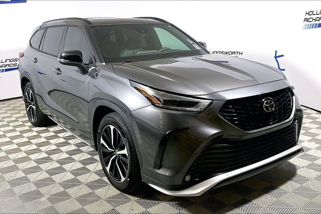 Used 2021 Toyota Highlander XSE FWD image 3