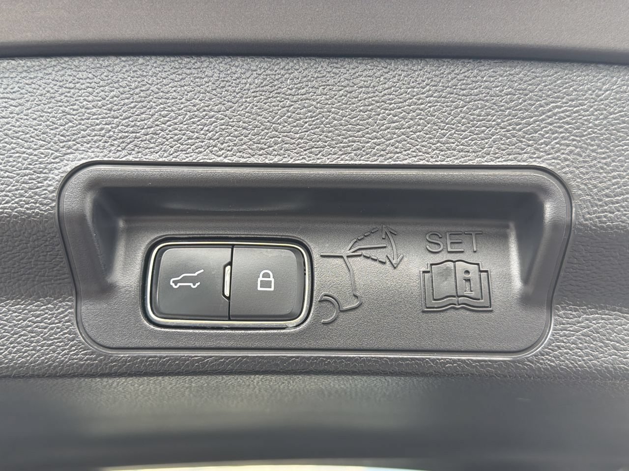 Certified 2023 Ford Explorer Limited w/ Limited Technology Package RWD image 9