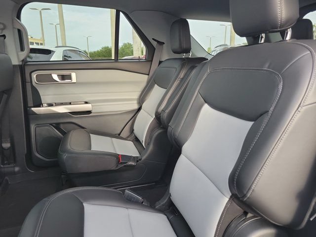 Certified 2022 Ford Explorer XLT w/ Equipment Group 202A AWD/4WD image 17