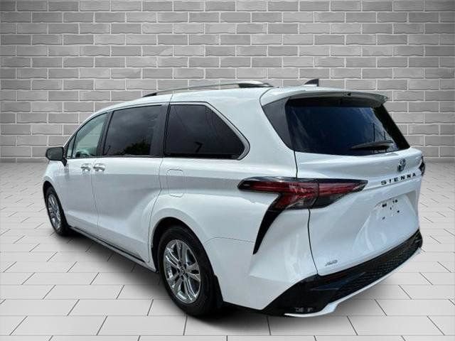 Used 2023 Toyota Sienna XSE w/ XSE Plus Package AWD/4WD image 8