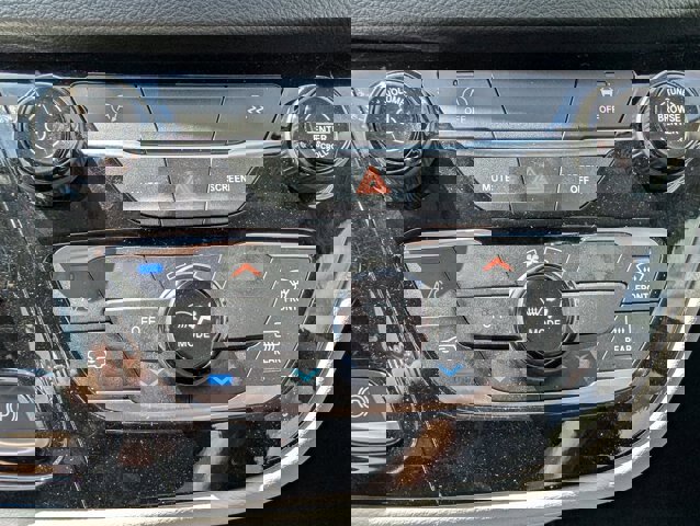 Used 2023 Chrysler Voyager LX image 16